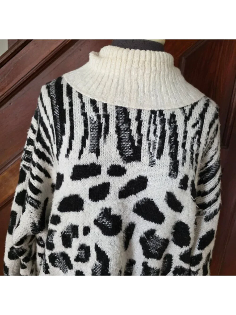 Torrid Animal Print Oversized Sweater Ivory & Black Ribbed Turtleneck Size 2